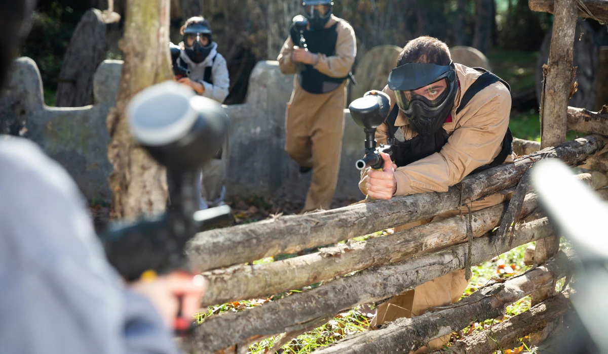 Grupo de despedida de soltero jugando a paintball en Logroño.