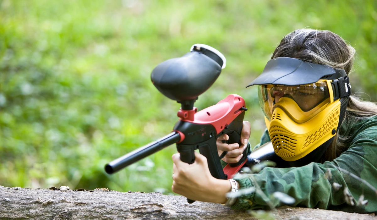Partida de paintball en campo de bosque en Logroño