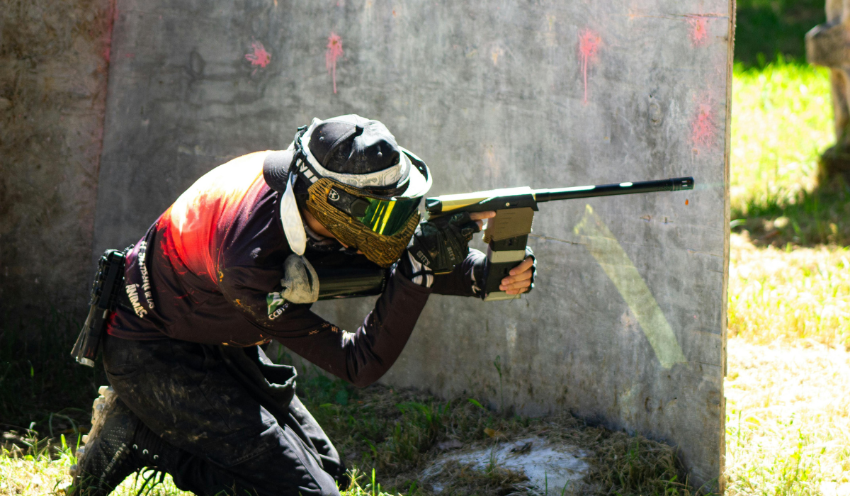 Jugador de paintball en su primera partida en un campo de bosque