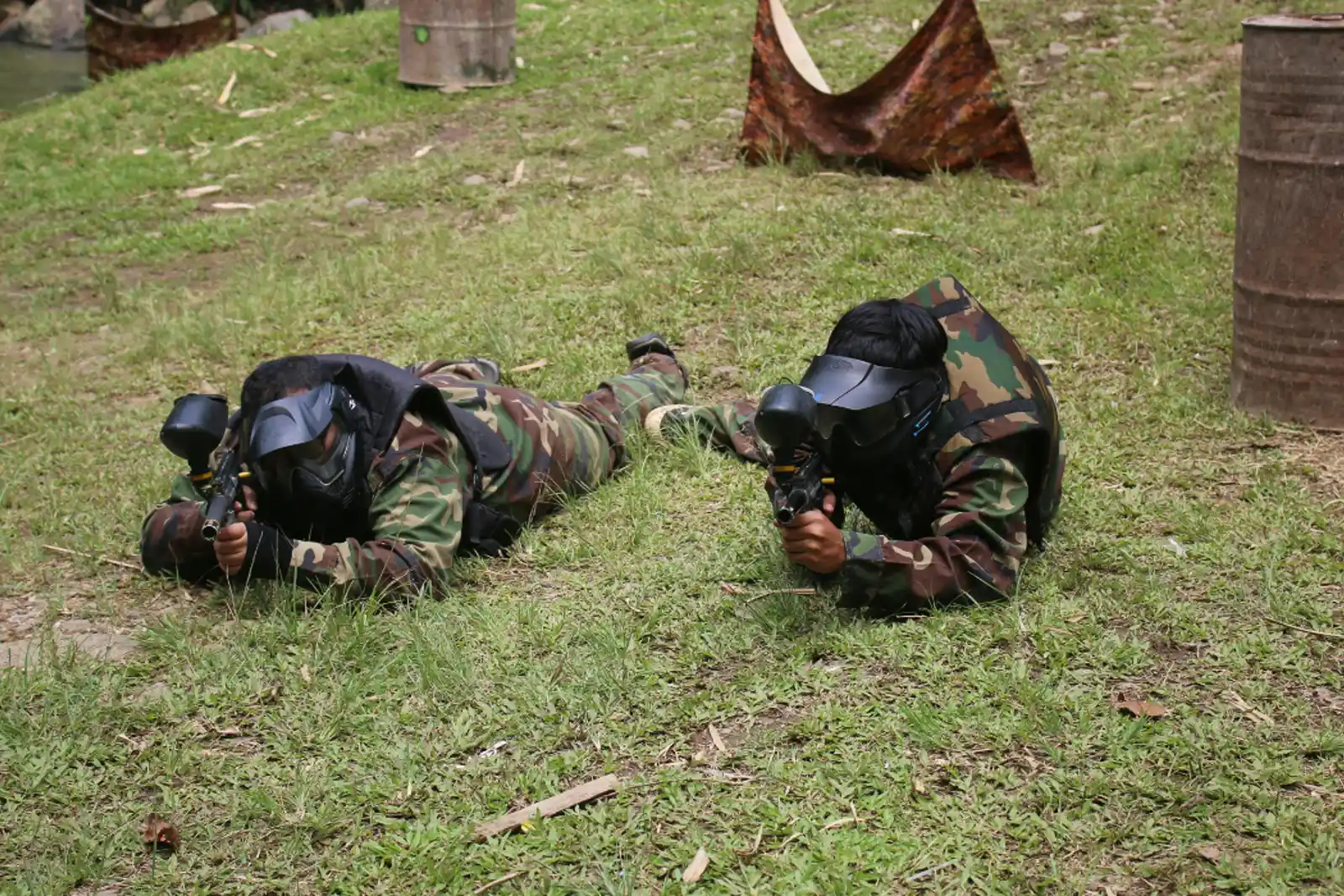 Jugador equipado con máscara y chaleco a cubierto en un campo de paintball de Logroño