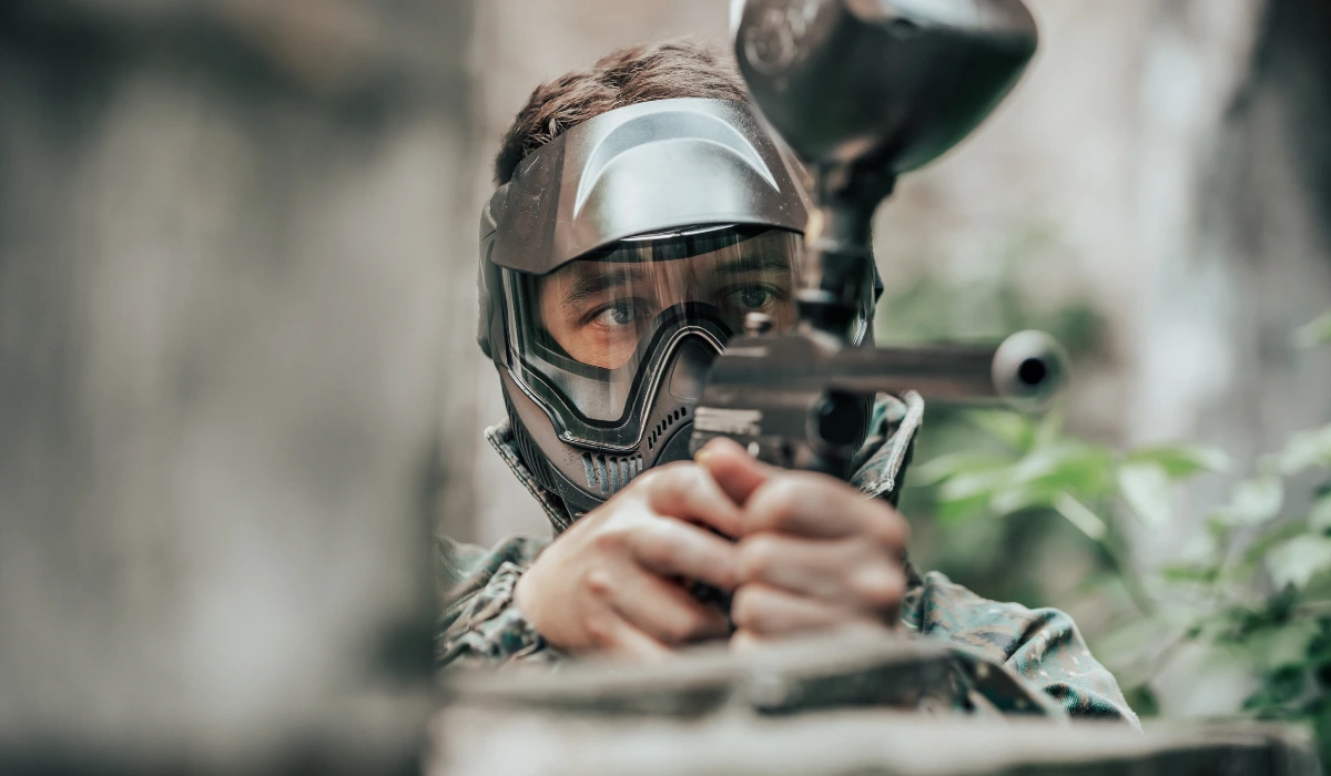 Jugadores de paintball ejecutando distintas modalidades tácticas en el campo